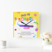 Schoolklok voor kinderen voor het nieuwe schooljaa vierkante klok (Huis)