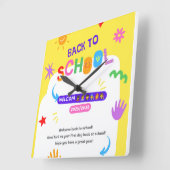 Schoolklok voor kinderen voor het nieuwe schooljaa vierkante klok (Hoek)