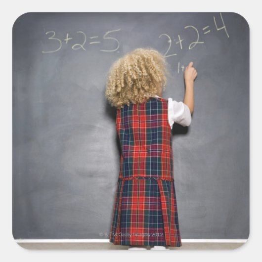 Schoolmeisje (6-7) dat op schoolbord schrijft; vierkante sticker (Voorkant)