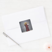 Schoolmeisje (6-7) dat op schoolbord schrijft; vierkante sticker (Envelop)