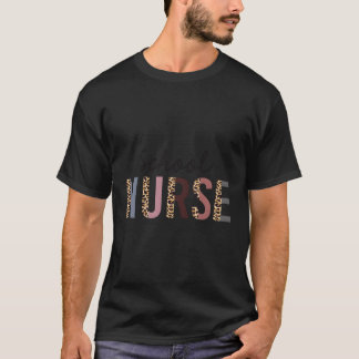 Schoolverpleegster drukt verpleegkunde terug naar t-shirt