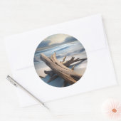 Schoon drijfhout op het strand. ronde sticker (Envelop)