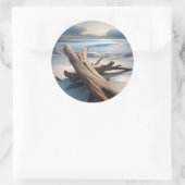 Schoon drijfhout op het strand. ronde sticker (Tas)