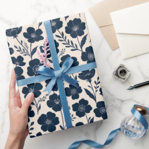 Schoon monochrome wilde bloemen in marineblauw op cadeaupapier