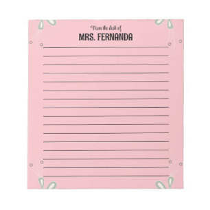 Schoon roze gelinieerd papier van het bureau van notitieblok