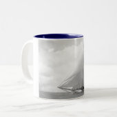 Schooner Yacht "America" Tweekleurige Koffiemok (Voorkant links)