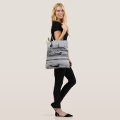 Schoonheid en kracht grayscale tote bag (Op model)