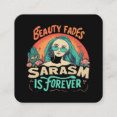SCHOONHEID VERVAAGT SARCASME IS VOOR ALTIJD VIERKANTE VISITEKAARTJE (Voorkant)