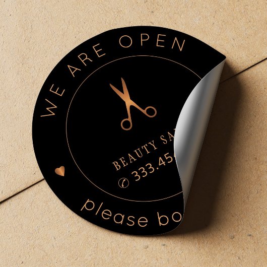 Schoonheidssalon heropening naam en logo boek bezo ronde sticker