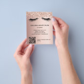 Schoonheidssalon roze gouden glitter make-up QR-co Flyer (Hand)