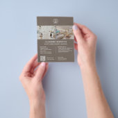 Schoonmaakdiensten aangepaste logo taupe QR Flyer (Hand)