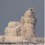 Schoonmaakvuurtoren, bevroren staand fotobeeldje<br><div class="desc">In december 2010 werd de vuurtoren in Cleveland Harbour gedurende ongeveer twee en een halve week volledig bevroren en vormde zo'n 80 meter hoge ijsteelt. Interessant omdat dit wereldnieuws maakte, zoals een bizar uitzicht in Cleveland Harbour, Het licht is geautomatiseerd en dit jaar (2011) markeert 100 jaar deze vuurtoren in...</div>