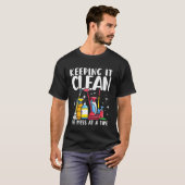 Schoonmaker Huishoudelijke hulp Schoonmaker Houdt T-shirt (Voorkant volledig)