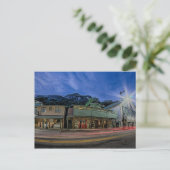 Schoorsteenrots kleine stad in de buurt van Lake L Briefkaart (Staand voorkant)