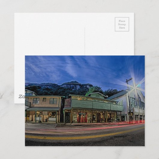 Schoorsteenrots kleine stad in de buurt van Lake L Briefkaart (Voorkant / Achterkant)