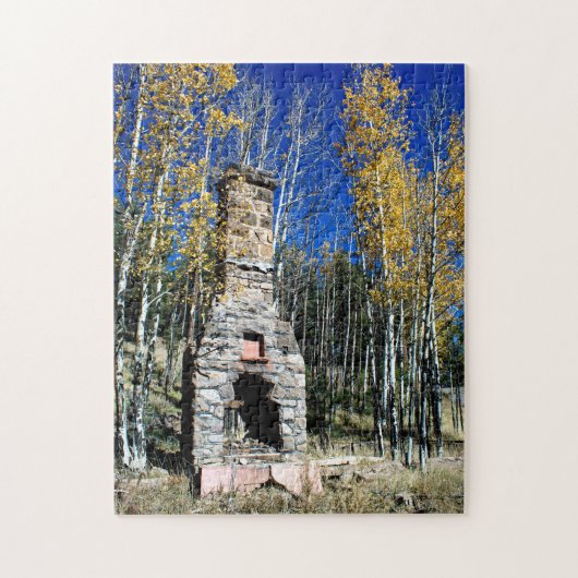 Schoorsteenruïne onder Herfst Aspens Bomen Foto Legpuzzel (Verticaal)