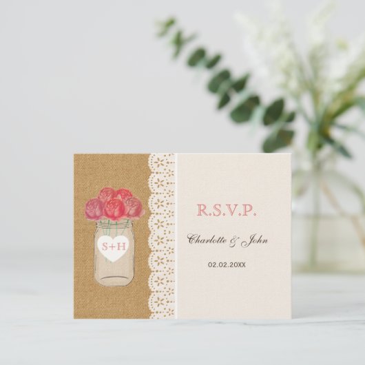 schoot, koraalrozen op mason-jar bruiloft RSVP Uitnodiging Briefkaart (Staand voorkant)