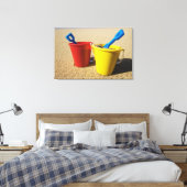 Schoppen en spijkers op zandstrand canvas afdruk (Insitu (Slaapkamer))