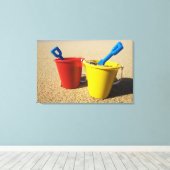 Schoppen en spijkers op zandstrand canvas afdruk (Insitu (Houten vloer))