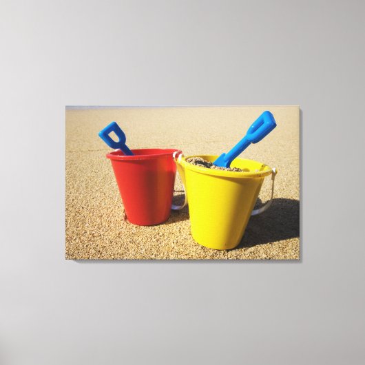 Schoppen en spijkers op zandstrand canvas afdruk (Voorkant)