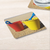 Schoppen en spijkers op zandstrand kartonnen onderzetters (Schuin)