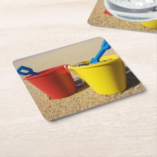 Schoppen en spijkers op zandstrand kartonnen onderzetters (Schuin)