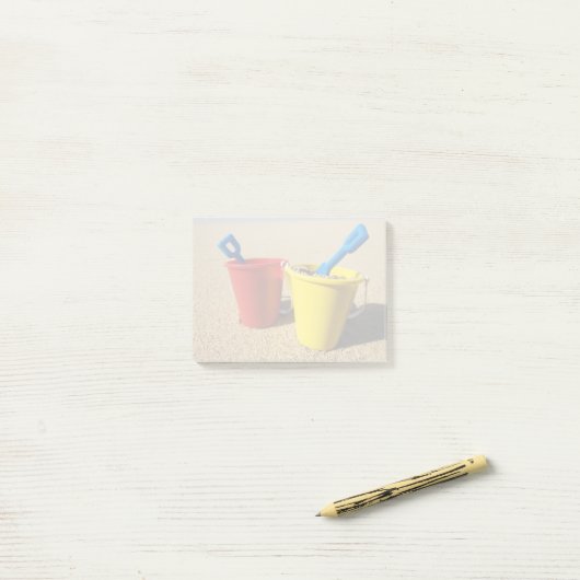 Schoppen en spijkers op zandstrand post-it® notes (Op bureau)