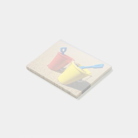 Schoppen en spijkers op zandstrand post-it® notes (Schuin)