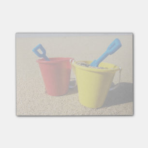 Schoppen en spijkers op zandstrand post-it® notes