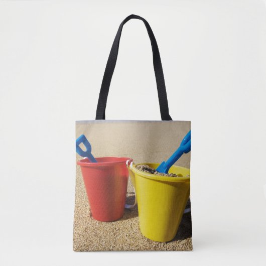 Schoppen en spijkers op zandstrand tote bag (Voorkant)