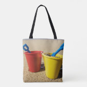 Schoppen en spijkers op zandstrand tote bag (Achterkant)