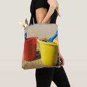 Schoppen en spijkers op zandstrand tote bag (Dichtbij)
