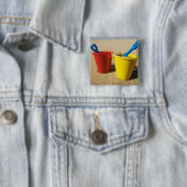 Schoppen en spijkers op zandstrand vierkante button 5,1 cm (In situ)