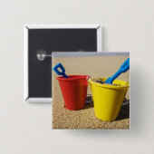 Schoppen en spijkers op zandstrand vierkante button 5,1 cm (Voorkant /achterkant)