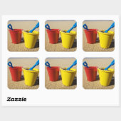 Schoppen en spijkers op zandstrand vierkante sticker (Vel)