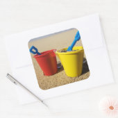 Schoppen en spijkers op zandstrand vierkante sticker (Envelop)