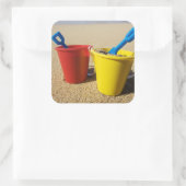 Schoppen en spijkers op zandstrand vierkante sticker (Tas)
