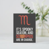 Schorpioen Seizoen: Spooky en in Charge Funny Quot Briefkaart (Staand voorkant)