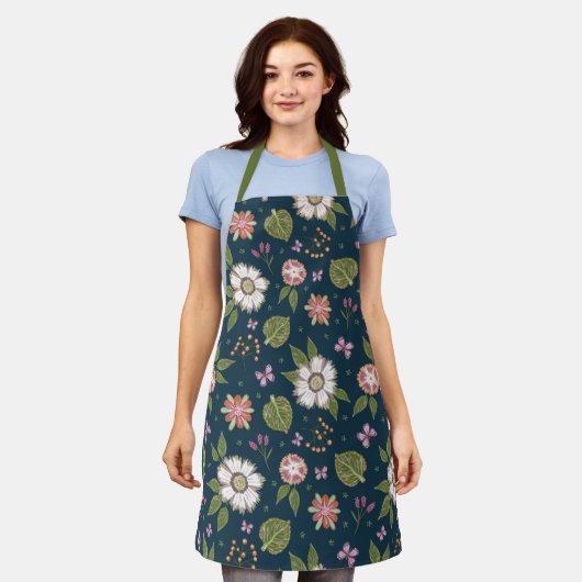 Schort van bloemen en vlinders (Gedragen)