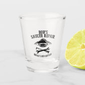 Schotglas met zwarte logo van Bob's Saucer Shot Glas (Voorkant)