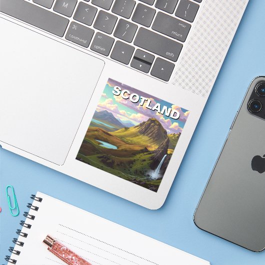 Schotse Hooglanden Reizen Sticker (Laptop met iPhone)