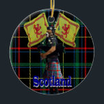 Schotse piper op tartan keramisch ornament<br><div class="desc">Een grappig hondenkarakter,  gekleed als een Schotse bagpiper met een rode kilt op een groene  tartan gestreept achtergrond en een patriottische leeuw met overweldigende vlaggen van Schotland en blauw Schotland. Bezoek de VINTAGEPRINTS-WINKEL voor overeenkomende producten en leukere leuke dierencollages.</div>