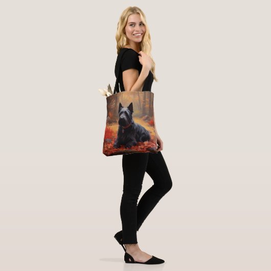 Schotse Terriër in de herfst laat Herfst inspirere Tote Bag (Op model)