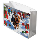 Schotse Terriër Loopt Sneeuw Met Kerst Pet Groot Cadeauzakje (Achterkant Gekanteld)