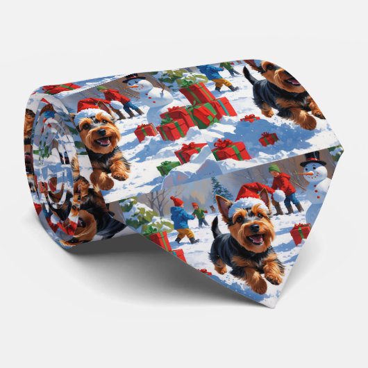 Schotse Terrier Rent door Sneeuw met Kerstmuts Stropdas (Opgerold)