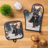 Schotse terriër speelt kerstsneeuw ovenwant & pannenlap set (Top down)