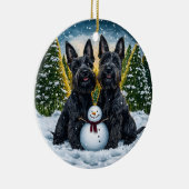 Schotse Terriërs en Sneeuwman Kerstmis Keramisch Ornament (Rechts)