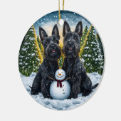 Schotse Terriërs en Sneeuwman Kerstmis Keramisch Ornament (Links)