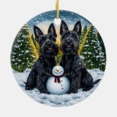 Schotse Terriërs en Sneeuwman Kerstmis Keramisch Ornament (Achterkant)