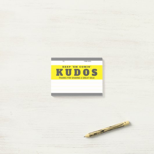 Schreeuw uit kudos grote idee erkenning award post-it® notes (Op bureau)